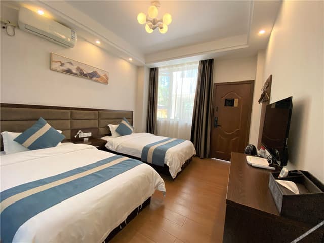 Twin Room (500 Meters From Qianshanmen)