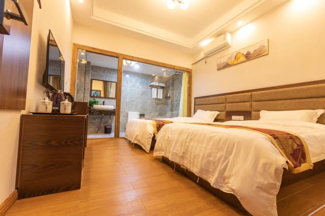 Twin Room (500 Meters From Qianshanmen)