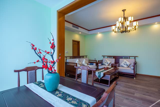 Courtyard Room - 5-Bedroom (Cards)
