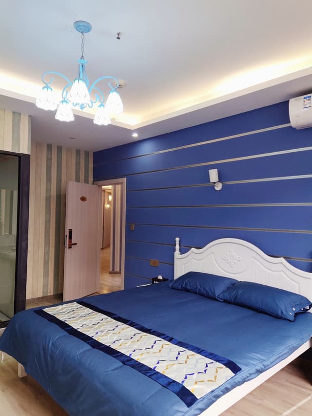 Mediterranean-Style Budget Room