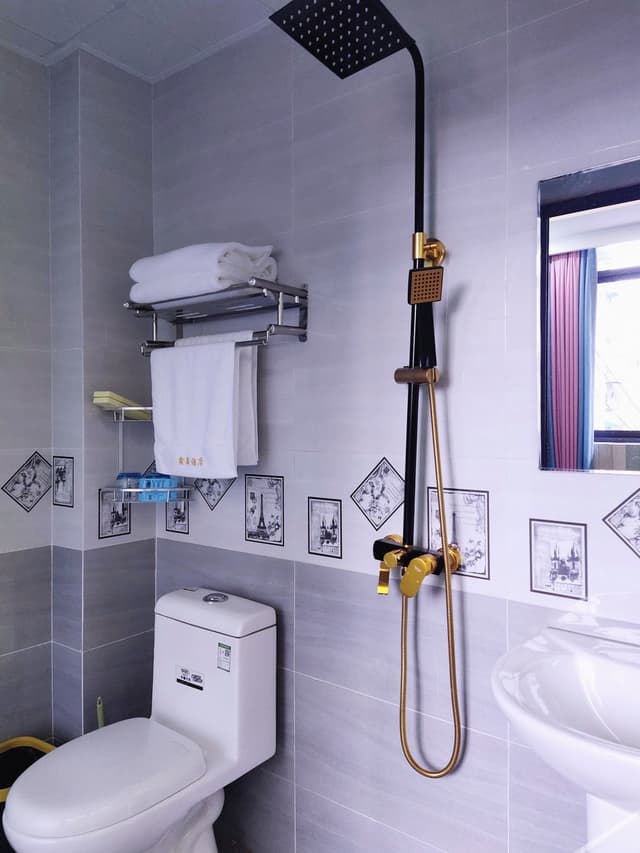 Mediterranean-Style Budget Room