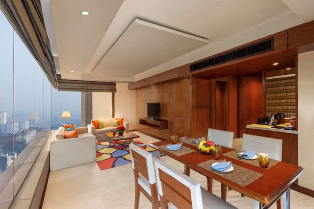 EXECUTIVE SUITE WITH LOUNGE ACCESS