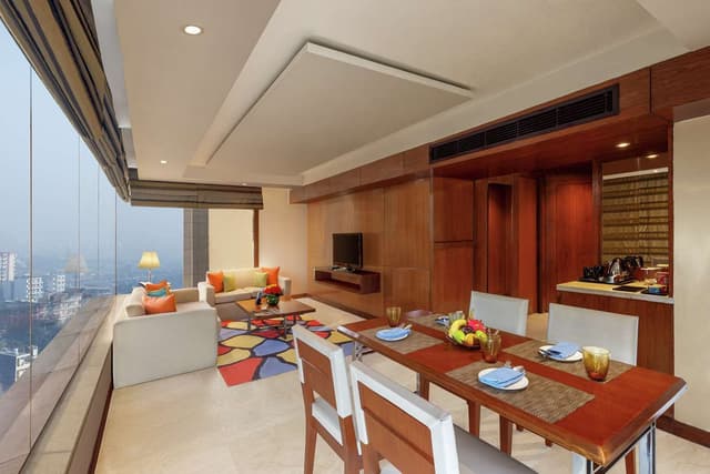 EXECUTIVE SUITE WITH LOUNGE ACCESS