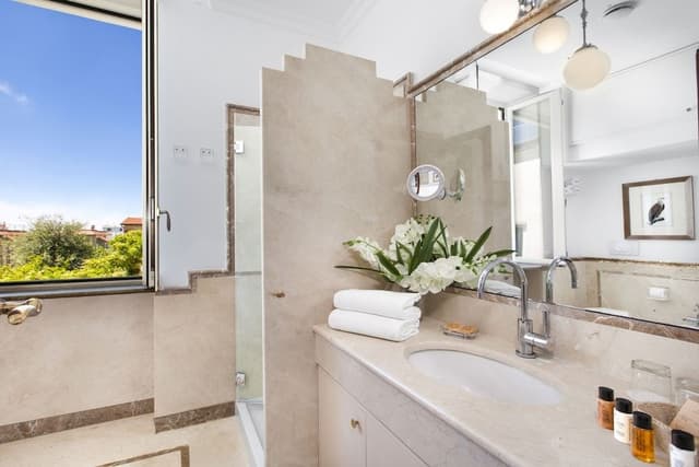Junior Suite (with Jacuzzi)