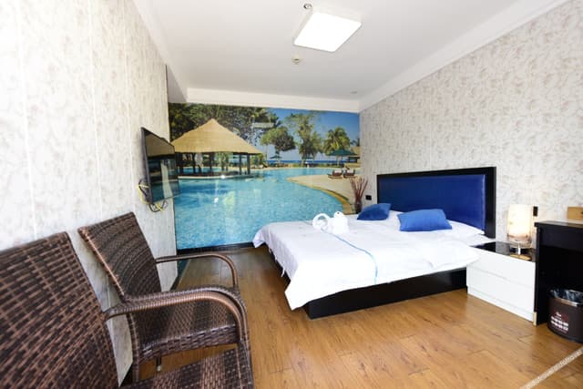 Garden Queen Room