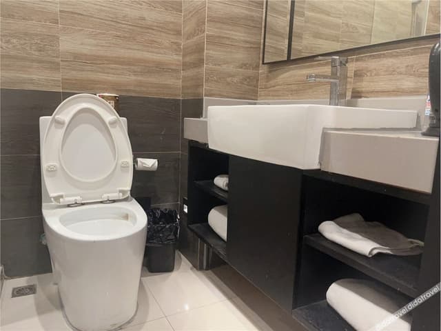 Business Room (2 Beds)