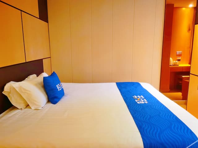 Business Queen Room