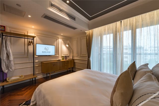 Deluxe King Room