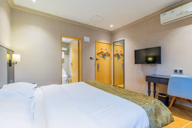 Business Queen Room