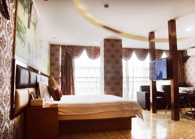 Deluxe Queen Room