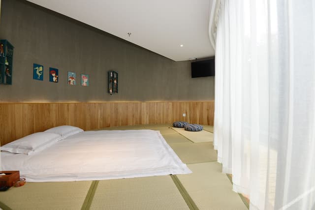Guestroom (Tatami) (Large Window)