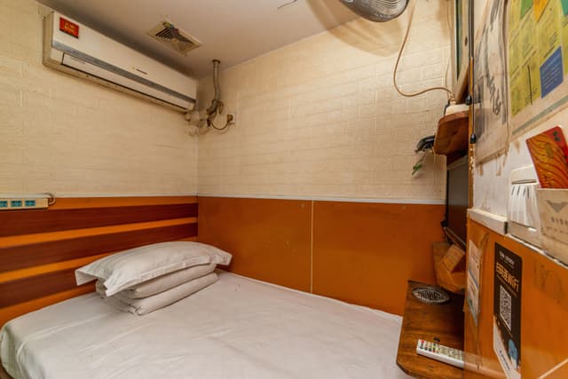 Basic Room (Shared Bathroom, No Window)