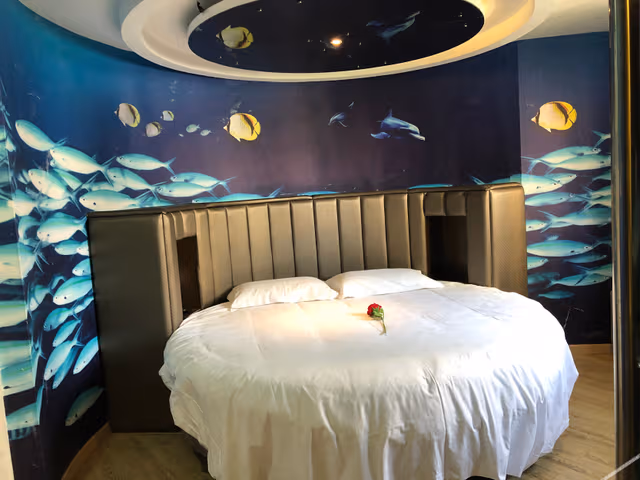 Round-bed Room