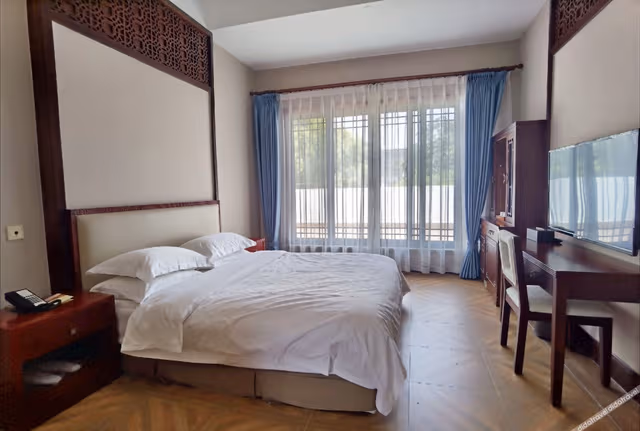 Deluxe Lake-view Suite