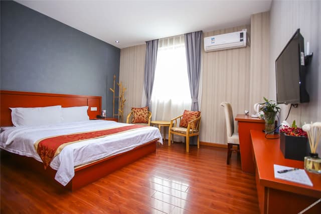 Deluxe Queen Room