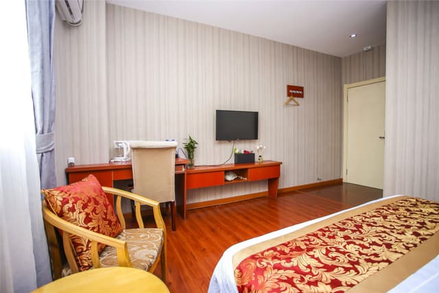 Deluxe Queen Room