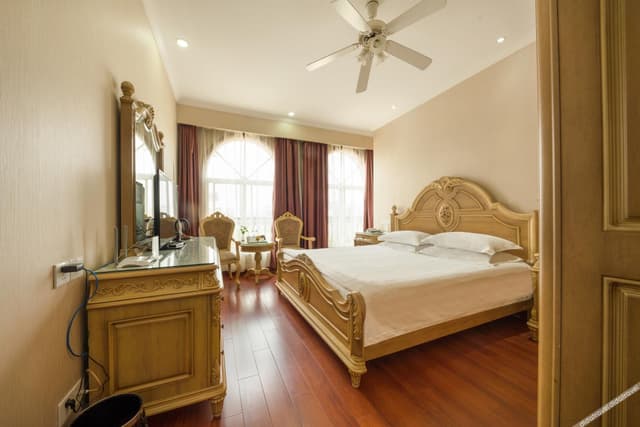 Deluxe Queen Room