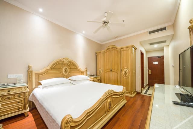 Deluxe Queen Room
