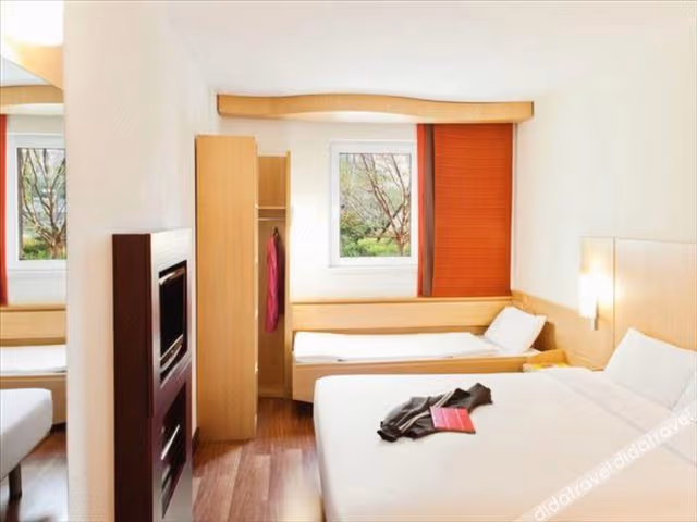 Twin Bed Room