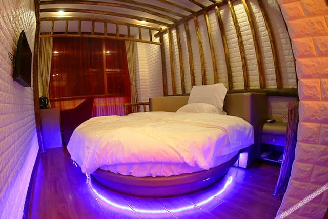 Deluxe Theme Room