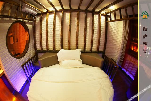 Deluxe Theme Room