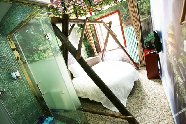 Boutique Theme Room