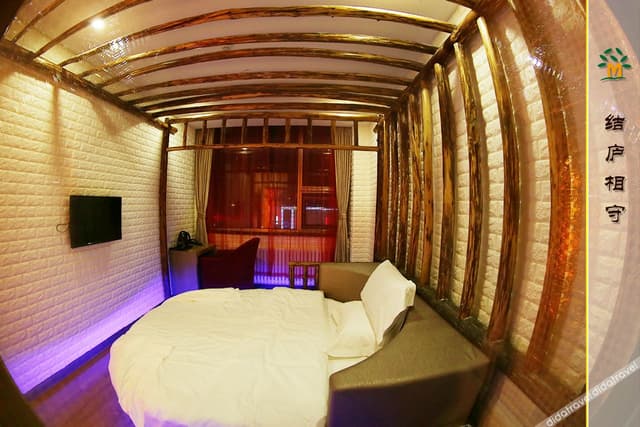 Deluxe Theme Room