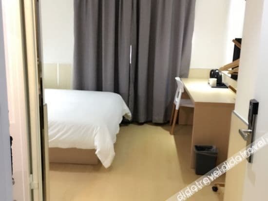 Guestroom (Queen bed)