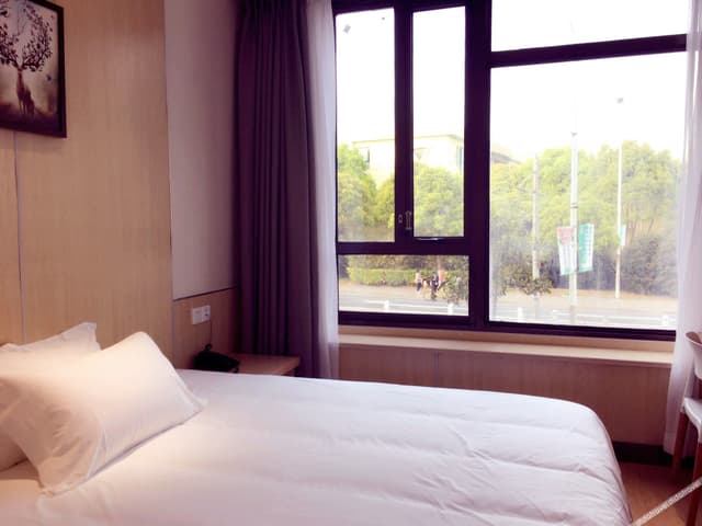 Guestroom (Queen bed)
