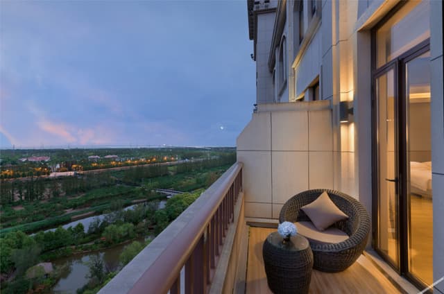 Deluxe Twin Room (With balcony)