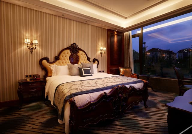 Deluxe suite with King size bed
