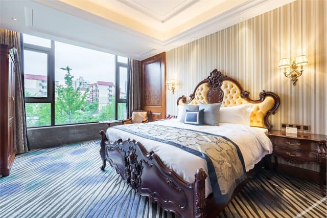 Superior Deluxe Suite