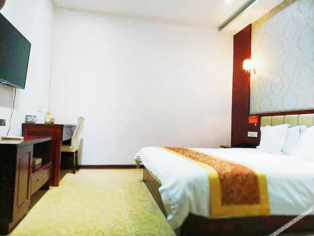 Discount Queen Room (No window)
