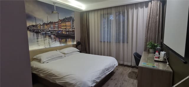 Premier Queen Room