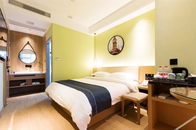 Premier Queen Room