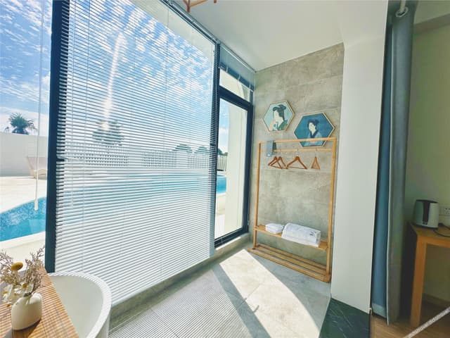 Courtyard Queen Room
