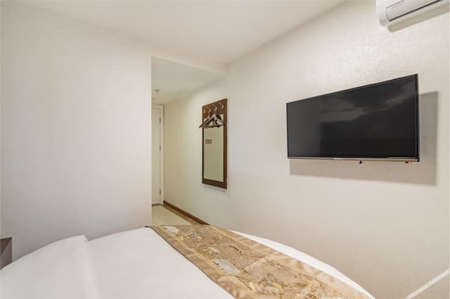 Round-bed Room