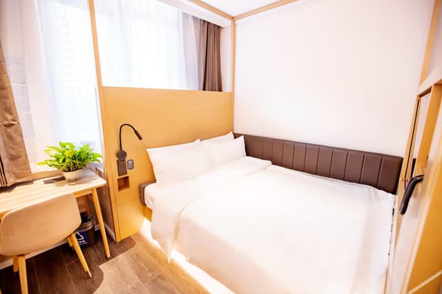 Queen Room A (No window)