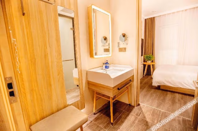 Queen Room A (No window)