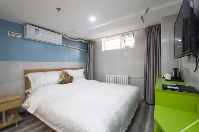 Budget Queen Room (No window)