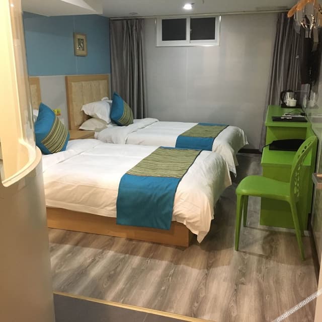 Business Room (2 Beds)
