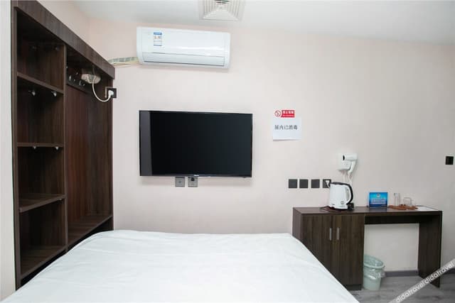 Discount Queen Room (No window)