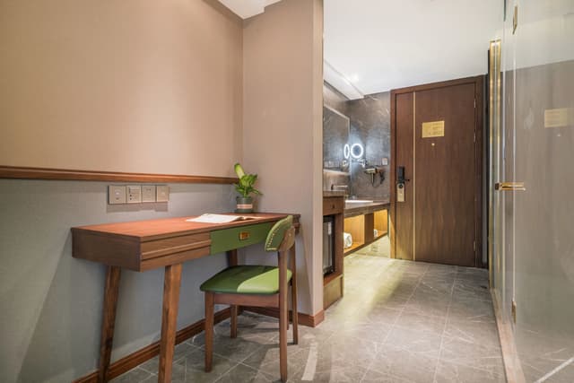 Superior Business Queen Room