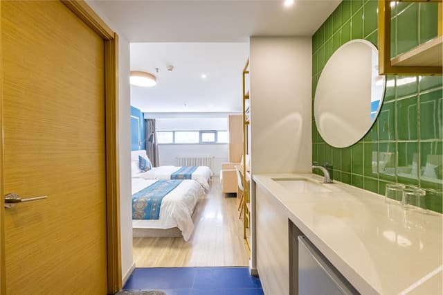 Business Room (2 Beds)