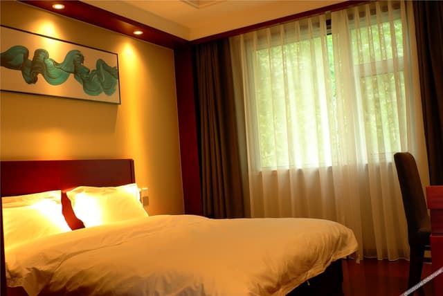Premier Queen Room