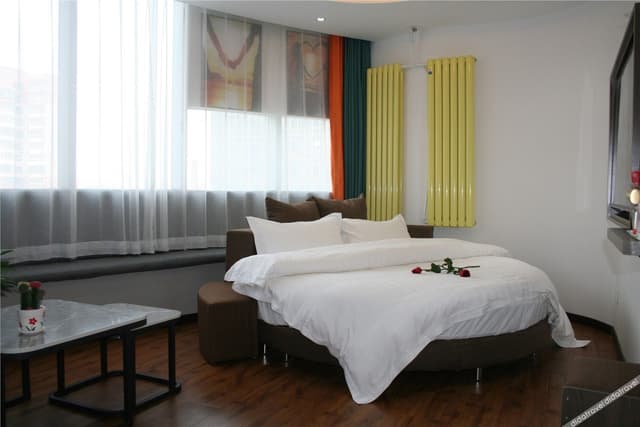 Romantic Themed Round-bed Room