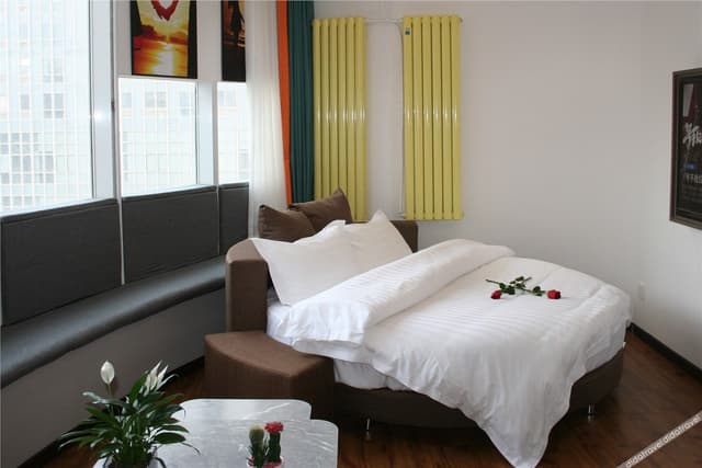 Romantic Themed Round-bed Room