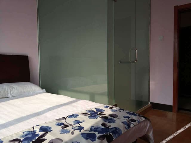 Budget Queen Room (No window)