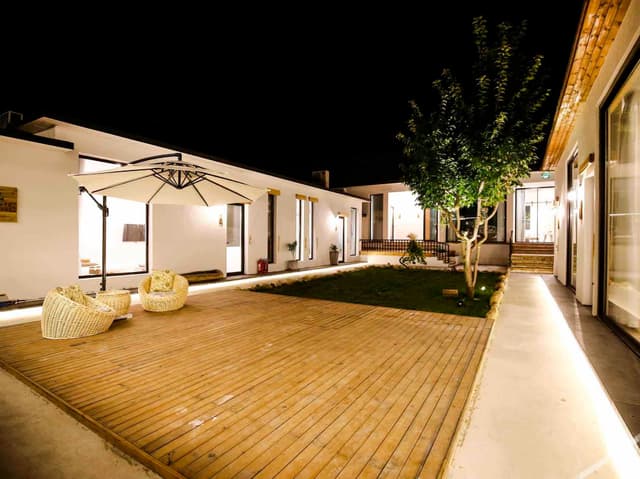 Whole Courtyard
