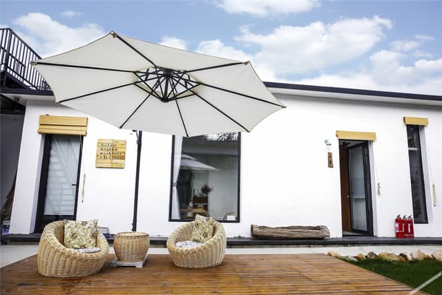 Whole Courtyard